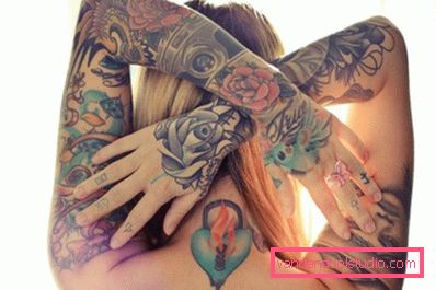 девојка со тетоважа ракави